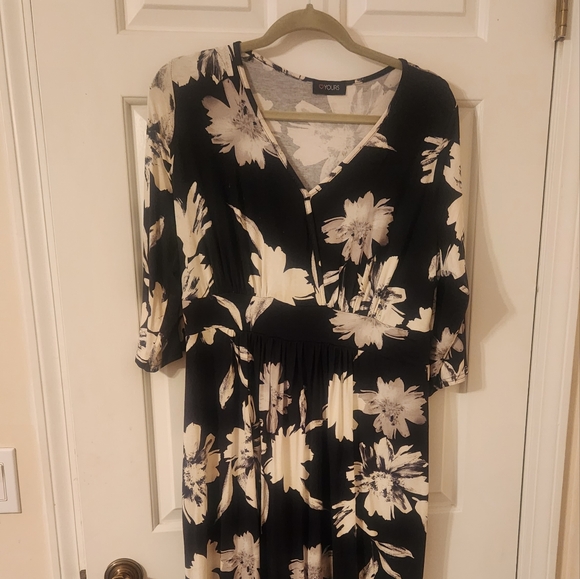 Ladies dress - Picture 1 of 3